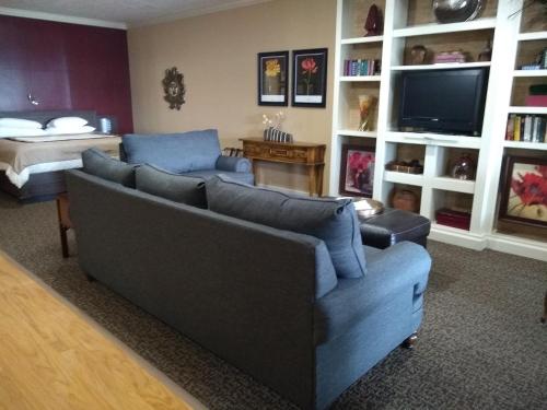MayfieldSouthern Comfort Suites的带沙发和电视的客厅