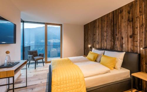 纳图尔诺Chalet的一间卧室设有一张带木墙的大床