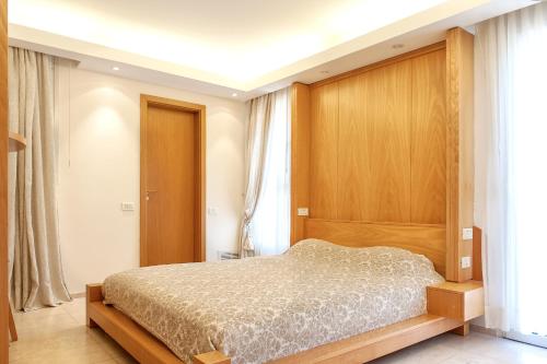 埃拉特Apartment in Amdar Residence的一间卧室配有一张带木制床头板的床
