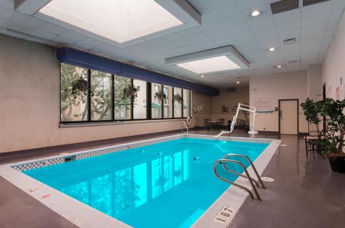 夏延夏恩红狮酒店的大楼内的一个蓝色海水游泳池