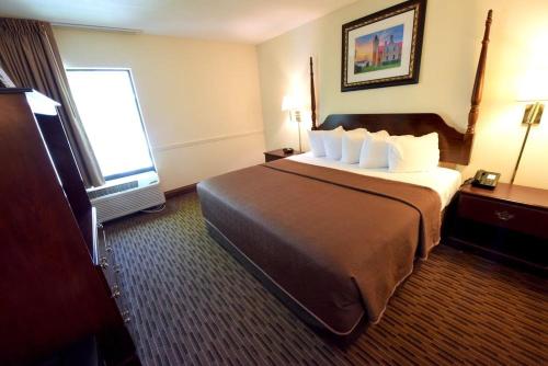 麦基诺城麦其诺海湾酒店的一间设有大床和窗户的酒店客房