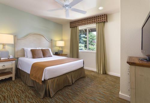 西风湾WorldMark South Shore的一间卧室设有一张大床和一个窗户。