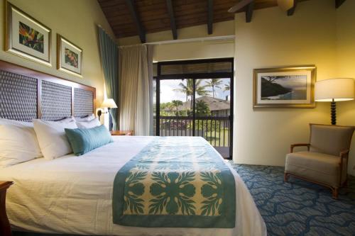普林斯维尔Club Wyndham Ka Eo Kai的卧室配有床、椅子和窗户。