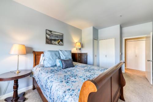 西雅图Belltown Court North的一间卧室配有一张床和一张带台灯的桌子