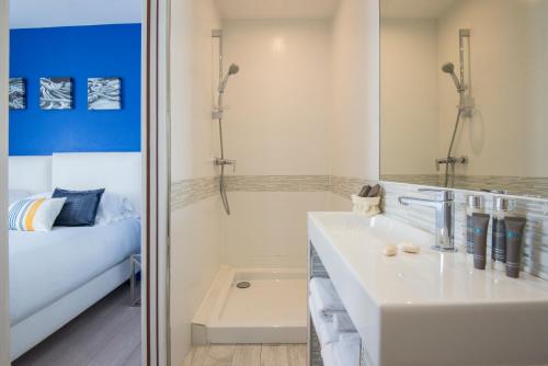 戛纳欧卡雷克鲁瓦塞特公寓式酒店的一间浴室