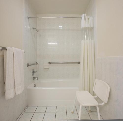 圣布鲁诺旧金山机场丽晶旅馆的带淋浴和白色椅子的白色浴室