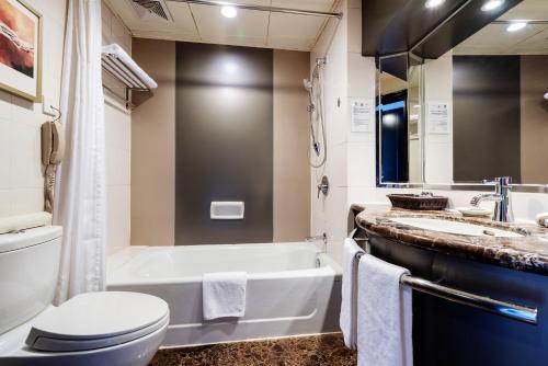 昆明昆明君乐酒店的带浴缸、卫生间和盥洗盆的浴室