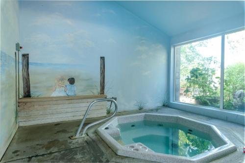 布莱恩Birch Bay waterfront 2 bedroom condo - Lofted layout & steps from beach的窗户客房内的浴缸