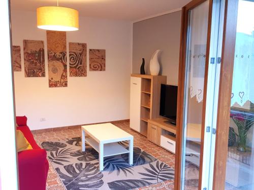 大圣玛丽亚Appartamento la Canvetta的客厅配有红色的沙发和桌子