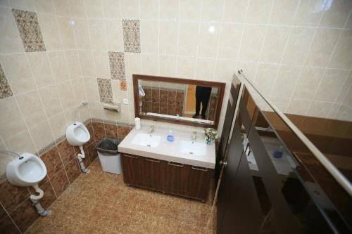 费尔干纳Asia Hotel Fergana的一间带水槽、镜子和卫生间的浴室