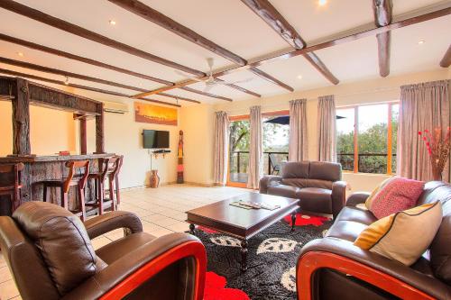 玛洛斯帕克Royal Marlothi Kruger Safari Lodge and Spa的客厅配有皮椅和桌子