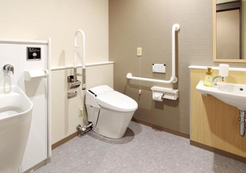 金泽Hotel Trend Kanazawa Katamachi的一间带卫生间和水槽的浴室