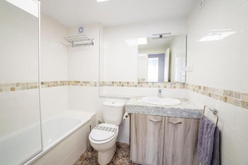 库尼特CUNIT HOME的白色的浴室设有卫生间和水槽。