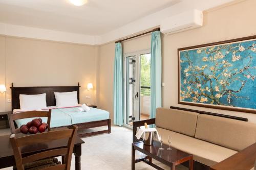 加藤-达拉特索塔洛斯酒店公寓的一间卧室配有一张床,客厅配有沙发