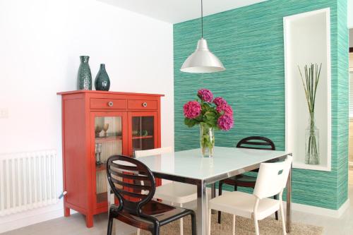 坎巴多斯Apartamento nuevo con terraza的用餐室,配有花瓶桌子