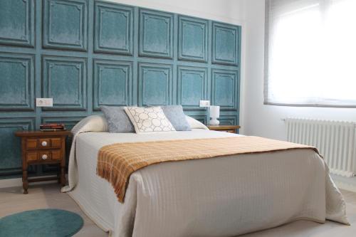 坎巴多斯Apartamento nuevo con terraza的一间卧室配有一张蓝色墙壁的床