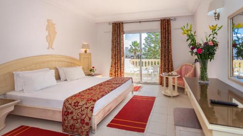 哈马马特佐迪亚克酒店的酒店客房设有一张床和一个阳台。