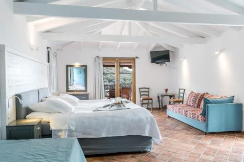 帕尔加Enetiko Resort的一间卧室配有一张床、一张沙发和一台电视。