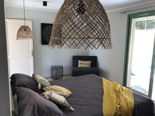 维琪奥港Maison Ferruccio的一间卧室配有一张带枕头的床和吊灯。