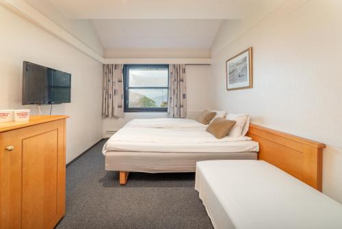 桑内斯桑内斯托恩酒店的酒店客房设有两张床和电视。