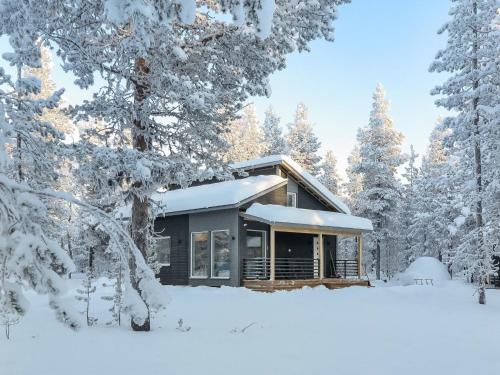 KyröHoliday Home Pallaskieppi by Interhome的雪中树林中的小屋