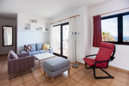 卡门港哥斯达卢斯海滩公寓的客厅配有沙发和椅子