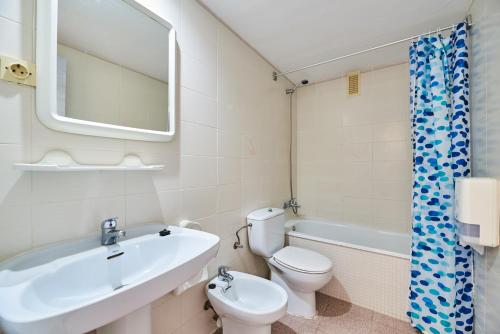 萨洛Inter Apartments的一间带水槽、卫生间和镜子的浴室