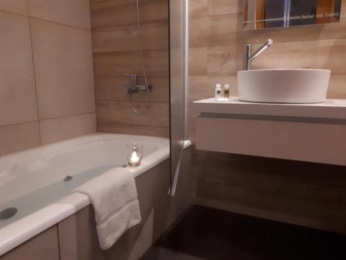 阿苏尔Portal del Callvú的带浴缸和盥洗盆的浴室