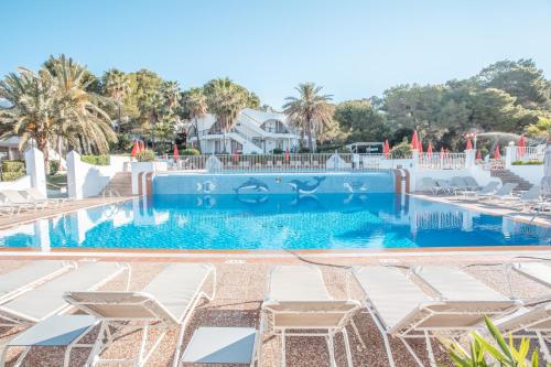 圣安东尼奥伊比沙斯马布尔特拉马里斯酒店的一个带躺椅的游泳池和一个游泳池