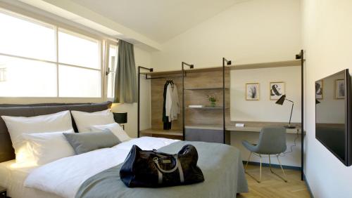 马里博尔Hotel Maribor & Garden Rooms的一间卧室,配有一张黑色钱包的床