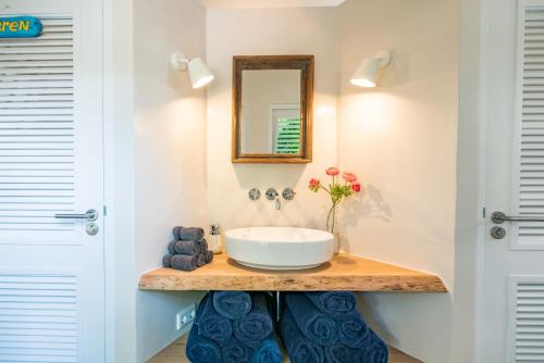 威廉斯塔德Sirena Bay Estate的一间带水槽和镜子的浴室