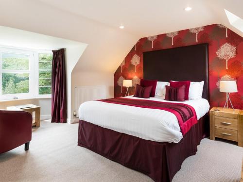 皮特洛赫里克莱加汀庭院乡村民宿的大卧室设有一张带红色墙壁的大床
