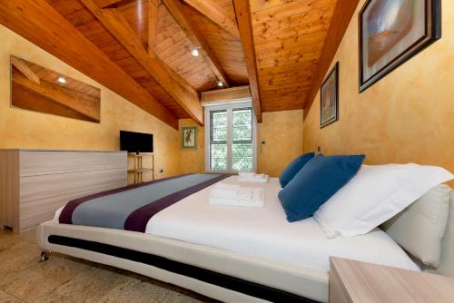 塞斯托-圣乔凡尼Casa da Suite Maestosa的大卧室配有一张带蓝色枕头的大床
