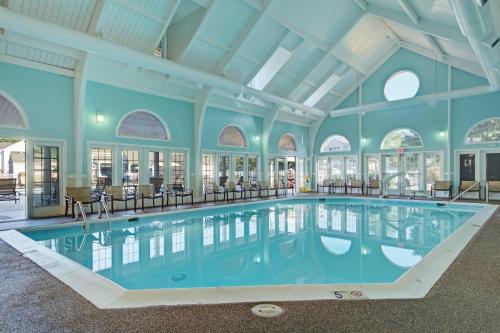 威廉斯堡Club Wyndham Kingsgate的一座大型游泳池,位于一座拥有大型天花板的建筑内