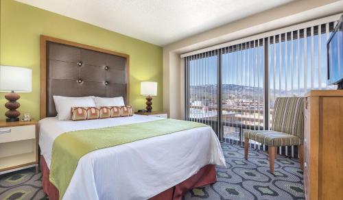 里诺WorldMark Reno的酒店客房设有一张床和一个大窗户