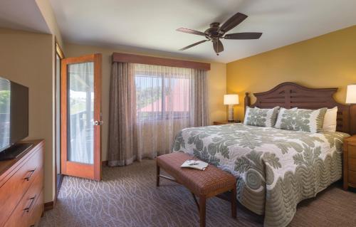 科纳温德姆科纳夏威夷度假酒店的一间卧室配有一张床和吊扇