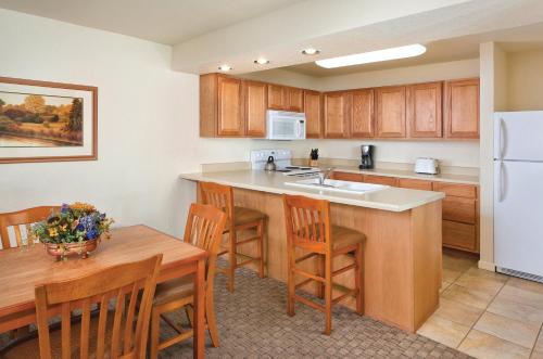 Monkey IslandWorldMark Grand Lake的带木桌的厨房和带水槽的厨房
