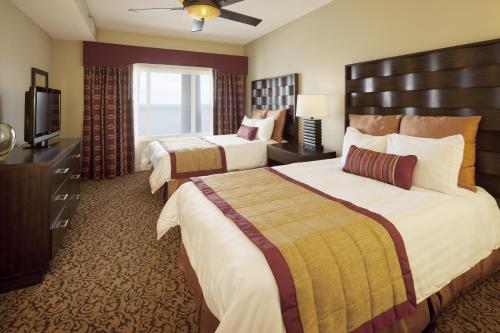 默特尔比奇Club Wyndham SeaWatch Resort的酒店客房设有两张床和电视。