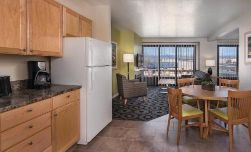里诺WorldMark Reno的厨房配有冰箱和桌椅