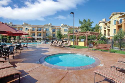 纳帕文诺贝尔洛度假酒店的一个带椅子的庭院和一个游泳池