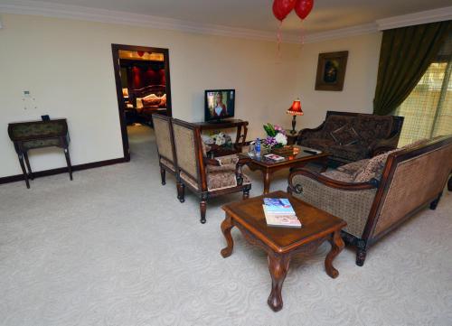 科威特会议中心和皇家套房酒店的客厅配有沙发、椅子和桌子