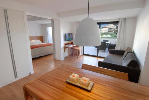 黄金海滩水疗度假村客房内的一张或多张床位