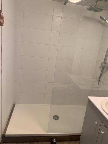 阿雷斯Appartement Arès - à 900m du Bassin的浴室里设有玻璃门淋浴