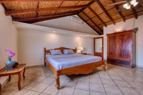 格拉纳达Casa de Arcos的一间卧室设有一张床和木制天花板