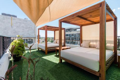 普拉亚卡门科拉松套房酒店的一间带两张床的卧室,位于阳台