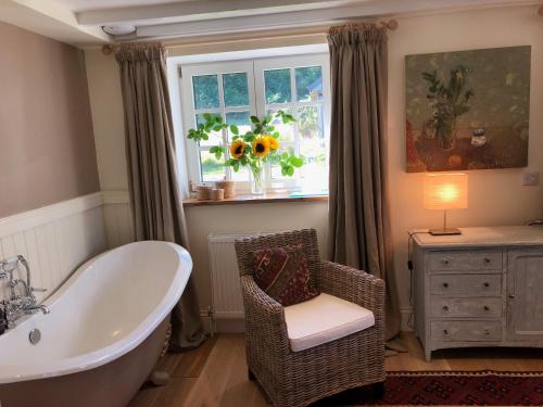 洛赫吉尔普黑德Winterton的带浴缸、椅子和窗户的浴室