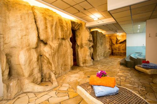 利帕里特利托尼利帕里酒店的一间带大型岩石墙的浴室