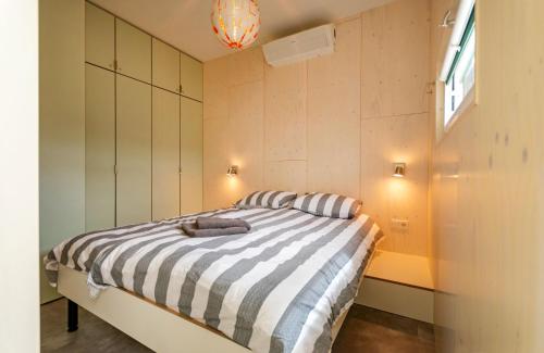 米茨兰De Lepelaar的一间卧室配有一张带两个枕头的床