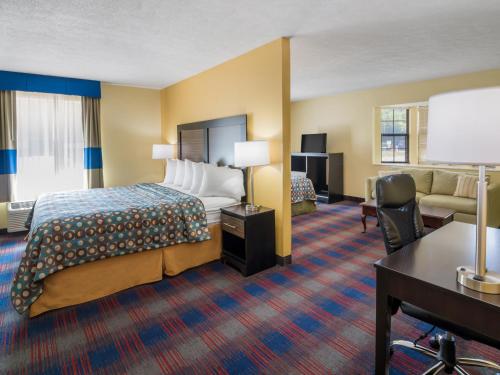 克莱顿美洲最佳价值汽车旅馆 - 克莱顿的配有一张床和一张书桌的酒店客房