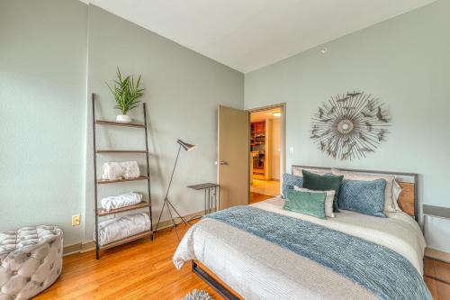 西雅图Newmark Tower的一间卧室配有一张带蓝色枕头的大床
